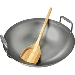 Ocelová wok pánev Big Green Egg s bambusovou špachtlí